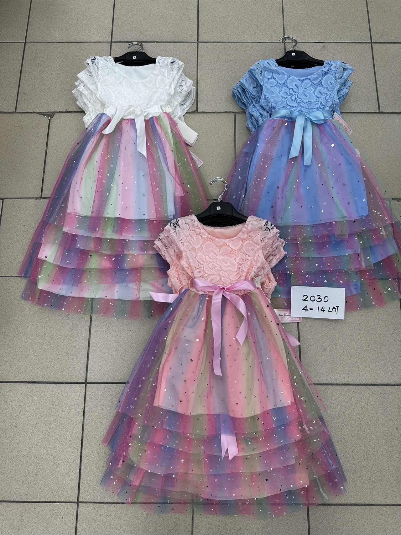 Sukienki dziewczęce Roz 4-14, 1 kolor Paczka 6 szt